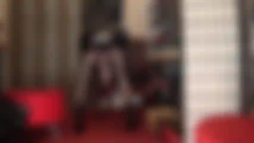 Herrin, die lust auf einen schwanz in dir weckt – je mehr sie mit ihrem körper neckt, mit diesem riesigen, fleischigen schwanz, der zwischen ihren beinen baumelt, desto mehr willst du ihn.