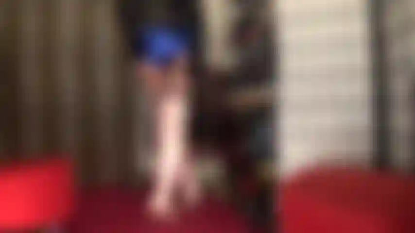 Blaue satinshorts – du liebst sie glänzend und in jeder farbe, einfach umwerfend in kombination mit overknee-stiefeln aus rosa satin.