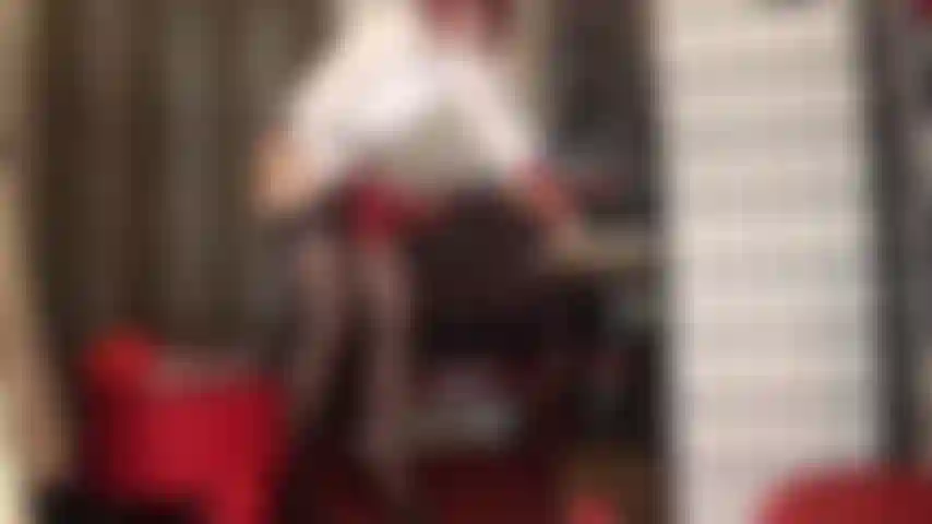 Pegging und spitroasting in roten strümpfen mit dickem schwarzen strap-on. Große schwänze nehmen dich von beiden enden.