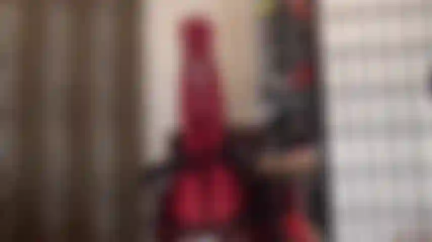 Beine hoch in roten, glänzenden lycra-strumpfhosen und footjob auf einem unbeschnittenen dildo.