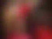 Satinfetischistin mit blonder perücke – herrin teilt ihren fetisch für seidig weichen satin und trägt eine sexy rote satinbluse und einen minirock.