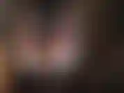 Die ihren arsch in knappen spandex-shorts, glänzenden strumpfhosen und strümpfen in extra hohen overknee-stiefeln verehrt.