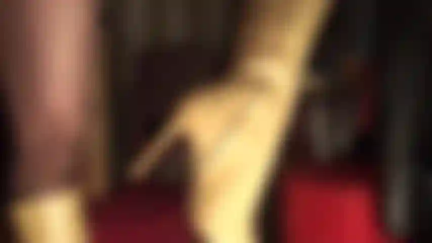 Schöne hellbraune lederstiefel, handschuhe, schwarze strumpfhosen und ein heißes, enges pvc-kleid, das sie absolut verrückt machen wird.