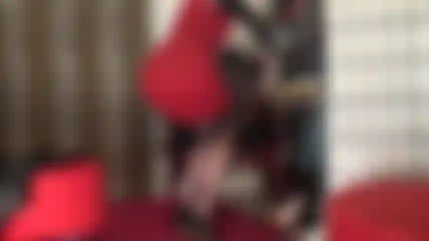 Handjob in seidigen strümpfen und stilettos.