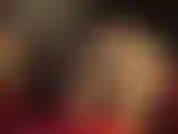 Arsch, beine und füße in schichten glänzender strumpfhosen und strümpfe.