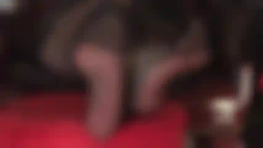 Überkreuzte knöchel, verstärkte strumpfhosen, fußfetisch, high heels, baumelnde schuhe und lederhandschuhe.