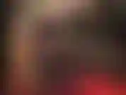 Herrin vivian zeigt ihre unglaublichen beine und ihren hintern in seidigen schwarzen strumpfhosen.