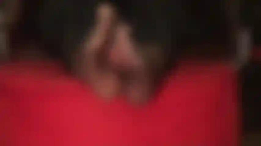 Dunkelbraune strumpfhosen wackeln – verehren sie die sexy gewölbten füße von herrin vivian, während sie vor ihrem gesicht wackeln.