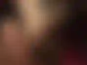 Lege meine füße in strumpfhosen auf einen fußschemel und lasse sie mit schwarzen latexhandschuhen massieren. Mmm.