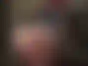 Der berühmte runde hintern von herrin vivian in extrem durchsichtigen schwarzen strumpfhosen und einem glänzenden pvc-string-body.