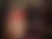 Rote glänzende satinshorts teil 1/2 – kombiniert mit verschiedenen paaren nylonstrümpfen mit spitzenabschluss und stiefeln – weiße strümpfe mit hohen glänzenden stiefeln und kniehohen lederstiefeln, schwarze nahtstrümpfe mit absätzen.