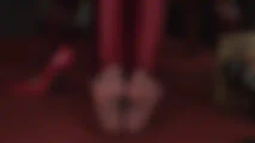 Strumpfhosen-fußfetisch – ich nutze ihre sucht nach füßen in nylons aus. Der fokus liegt auf den hauchdünnen braunen strumpfhosenfüßen der herrin.