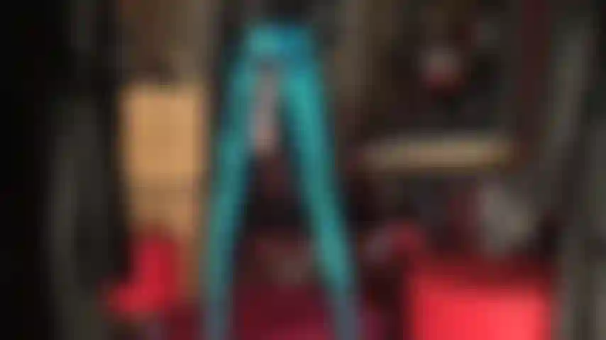 Satin-anbetung und strapon-dominanz – während herrin vivian ihre glänzenden blauen satinhosen trägt und verschiedene satinhandschuhe anzieht, streichelt sie ihren großen schwanz und neckt mit arsch und beinen.