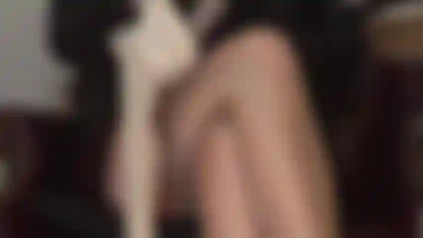 Herrin vivian hat ihren sklavenschwanz in nylonstrümpfen zwischen ihren sexy, glänzenden strumpfhosenschenkeln und wunderbar gekreuzten beinen gefangen.