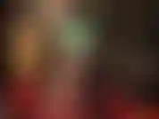 Der nackte körper der herrin in engem, knappem latex …