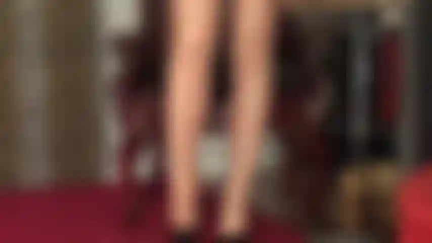 Wolford neon glanz strumpfhosen schicht - weil es noch nicht glänzend genug ist, schichtet herrin eine glänzend goldene wolford neon strumpfhose darüber.