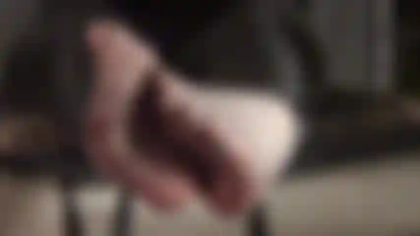 Fußfetischistin – verführerische füße wirbeln in cremefarbenen, durchsichtigen strumpfhosen.