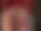 Neckisch in einem glänzenden roten latex-tanga. Oh mein gott!