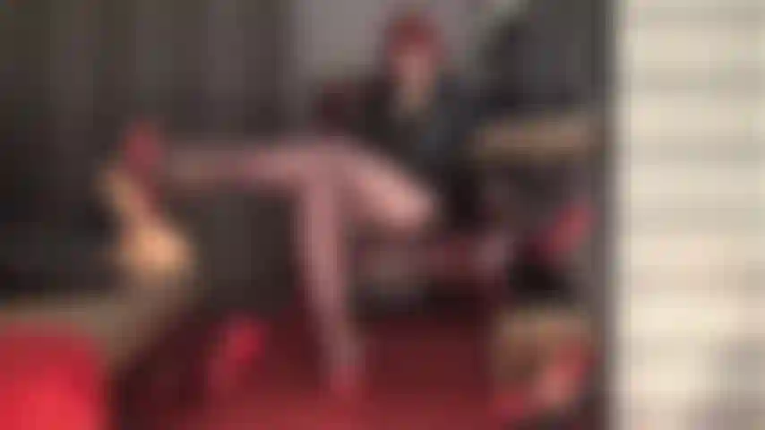 Gefesselt und pochend zu füßen der herrin – ihre beine und füße sind deine leidenschaft, ihre sanfte berührung dein verlangen. Herrin, in roten high heels und kaffeebraunen strumpfhosen wird dir der kopf schwirren.