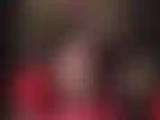 Deine göttin hypnotisiert mit ihrem pvc-outfit, handschuhen, nylonbeinen und glänzenden stilettos und bewegt sich ganz langsam. Du kannst deine augen nicht von ihr abwenden, sie macht dich schwach und schläfrig und bringt dich unter ihrem hintern zum höhepunkt.