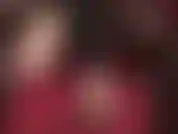 Barfuß in baumelnden ballerinas.