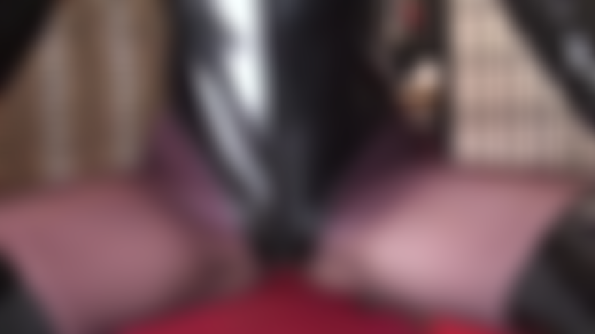 Eine fetisch-lady in einem glänzenden pvc-bodysuit und hohen stiefeln, die deinen schwanz melkt. Facesitting, strumpfhosen, cbt, lederhandschuhe, handjob, arschverehrung.