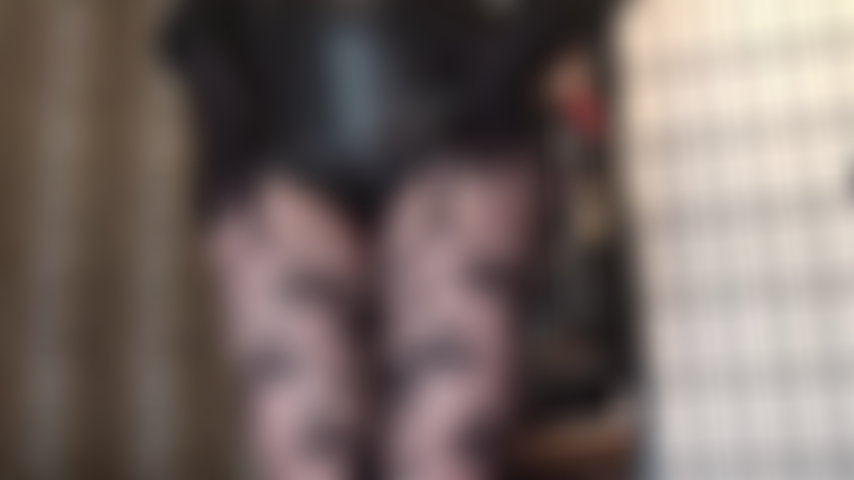 Wichs dir dazu! - Mit ihrem unglaublich runden arsch in deinem gesicht, bekleidet mit extra knappen shorts und dieser wunderschön designten strapsstrumpfhose, verlangt deine göttin von dir, dass du wichst.