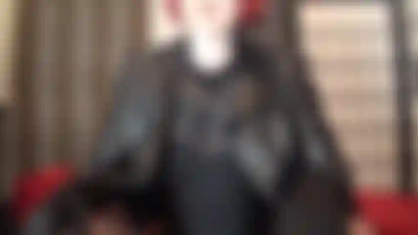 Lange beine in strumpfhosen, kleine brüste und ein perfekter hintern im tanga-bodysuit. Streichle dich selbst, während du meine unglaublichen kurven verehrst.