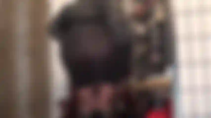 Das kleid ist so durchsichtig ... Upskirt-ansichten, neckisch mit strumpfhosen in einem engen schwarzen kleid.