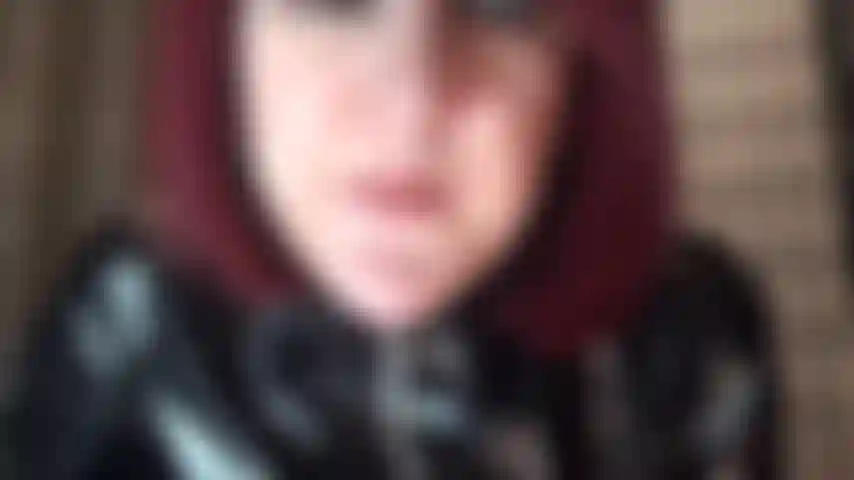 Habe einen spuckfetisch, trage strapsstrümpfe mit naht, pvc und einen riesigen schwarzen strap-on.