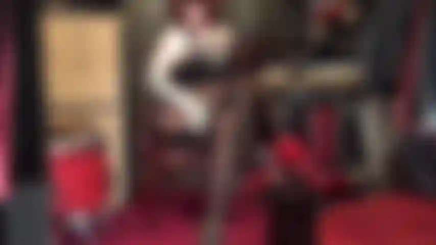 Herrin zieht einen weißen strumpf über ihren arm und ermutigt dich, mitzuwichsen, während sie ihren strap-on zwischen gekreuzten beinen reibt. Sie verlangt von dir, den mund aufzumachen und dir im ganzen gesicht einen orgasmus zu verschaffen.