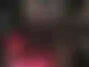 Herrin vivian in glänzendem pvc mit hohen schnürstiefeln und einem riesigen weißen schwanz, den sie anbeten müssen.