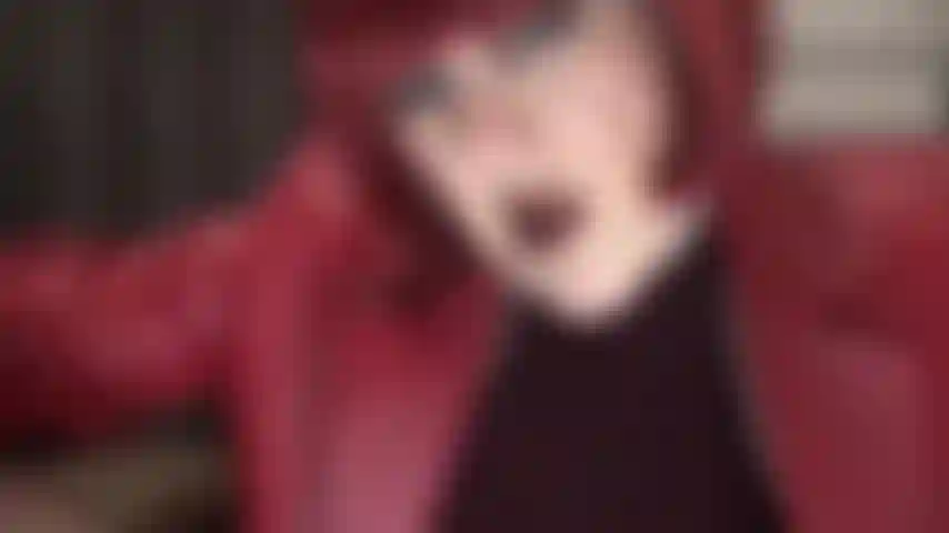 Rotes leder, dunkelbrauner lippenstift und spucken aus nächster nähe – du würdest alles tun, um den ganzen leckeren speichel der herrin zu trinken.