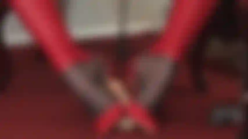 Du kennst deinen platz – deine intensive liebe und hingabe zu den füßen von herrin vivian ist unbestreitbar. Hier gehörst du hin.