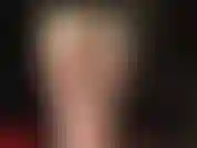 Verehre meinen riesigen weißen strap-on und meinen nackten hintern.