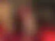 Herrin lässt lederpantoletten baumeln, zeigt ihre sexy glänzenden strumpfhosenfüße und neckt langsam einen schwanz in ihrer hand.