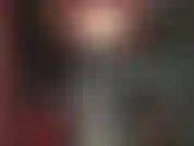 Ein glänzender, enger catsuit mit hohen lederstiefeln, einem korsett und langen handschuhen ... So schön, dass man sie anbeten kann.