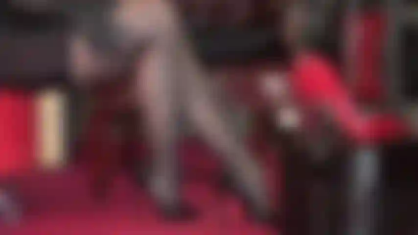 Schwäche für beine und high heels – sexy übereinandergeschlagene und gestreckte strumpfhosenbeine in sexy schuhen zwingen dich auf die knie. Herrin trägt klassische glänzende schwarze pumps, darüber heiße riemchen-plateaus.