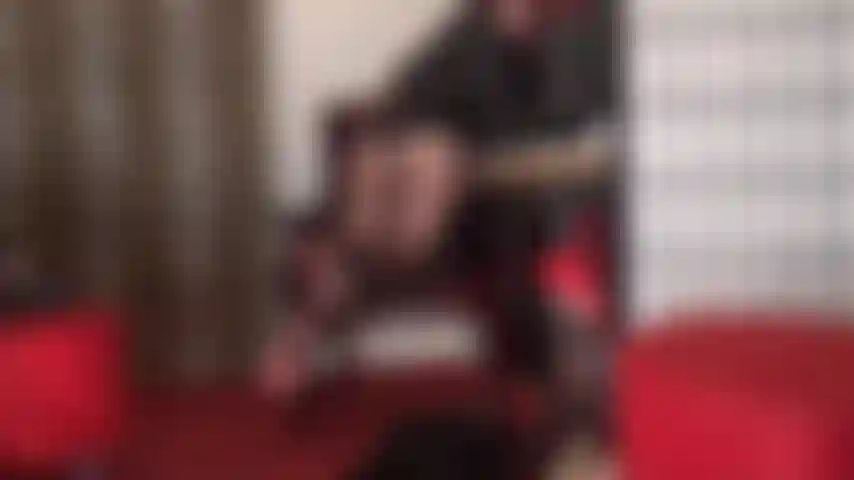 Eine schwarze nahtstrumpfhose – die nylonkurven der herrin sind unbestreitbar sexy.