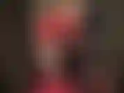 Herrin vivian, gekleidet in heißes, glänzendes latex, mit nackten beinen, high heels und langen, glänzenden handschuhen.