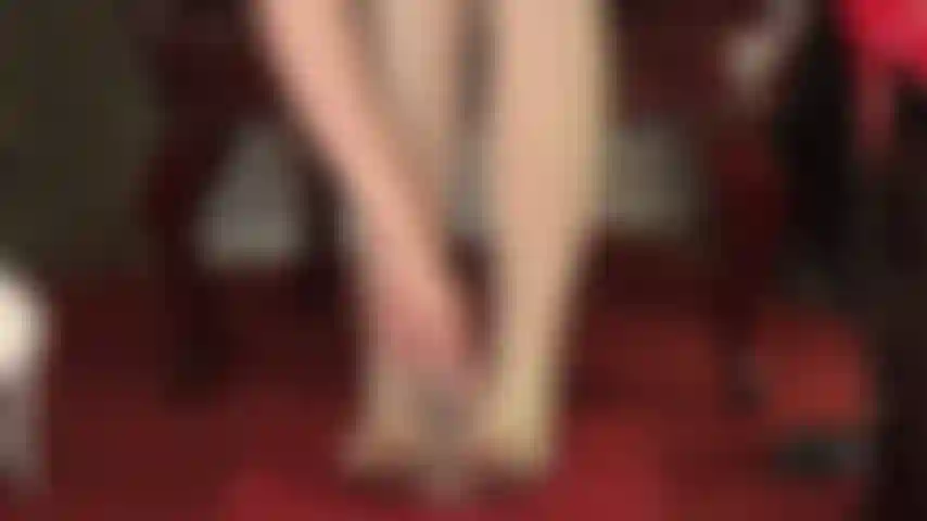 Ein mit spucke durchtränkter nylon-footjob mit ansichten von vorne und hinten in strumpfhosen und weißen strümpfen.