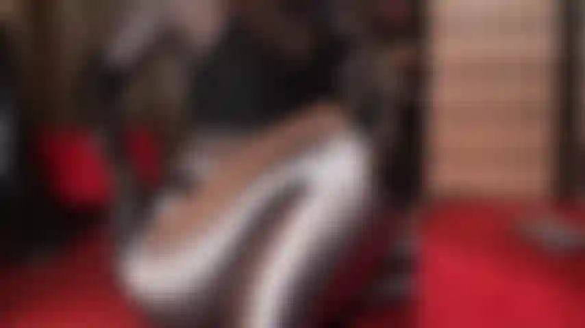 Glänzende perfektion in braunen spandex-strumpfhosen, pvc-tanga und pvc-handschuhen – arschverehrung in dieser heißen fetisch-strumpfhosen- und höschenkombination ist unglaublich, aber sobald die herrin verschiedene glänzende miniröcke in passenden farben anprobiert, wird ihr schwanz richtig erregt.