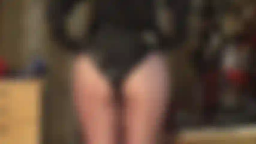 Herrin neckt mit ihrem berühmten runden hintern in glänzenden shorts und glänzenden braunen strumpfhosen.