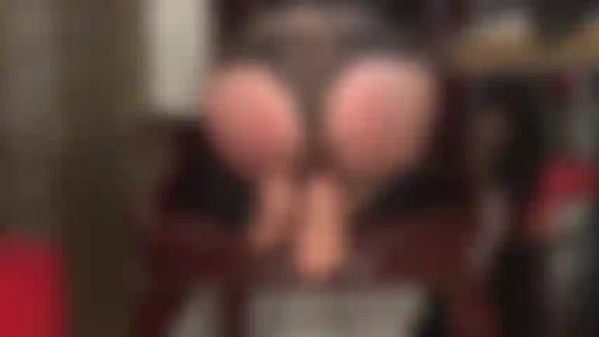 Verehre den hintern und die füße der herrin in spitzenhöschen und superglänzenden, durchsichtigen strumpfhosen.