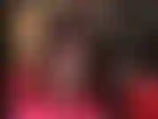 Hypnotisiert von den beinen einer göttin in schwarzen strumpfhosen und glänzenden stilettos.