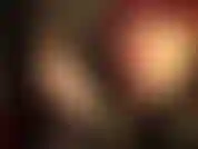 Eine lederliebhaberin für stilettostiefel und heiße handschuhe, die um deinen schwanz gewickelt sind.