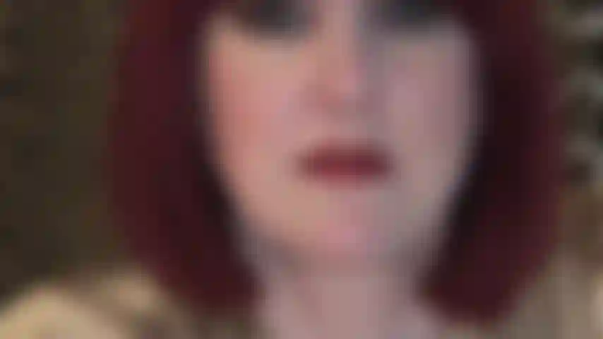 Verführung durch roten lippenstift – sexy roten lippenstift ist etwas, dem sie einfach nicht widerstehen können. Wie herrin vivian sie neckt, indem sie ihre üppigen lippen leckt.