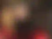 Ein blick unter den sexy schwarzen, weit geschnittenen vinylrock der herrin enthüllt hauchdünne schwarze strumpfhosen und hohe, glänzende stiefel.