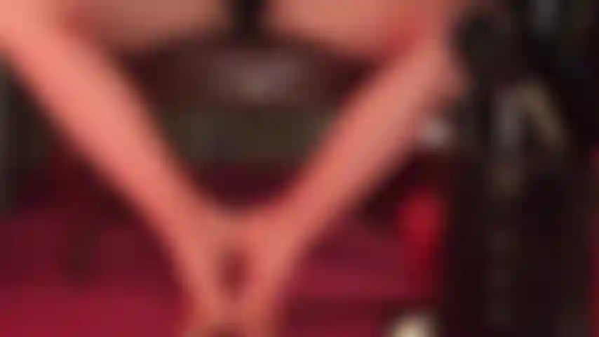 Sexy füße in roten netzstrumpfhosen machen dich an? Dann ist das hier genau das richtige für dich! Ein blick auf meine heißen beine, waden und füße.