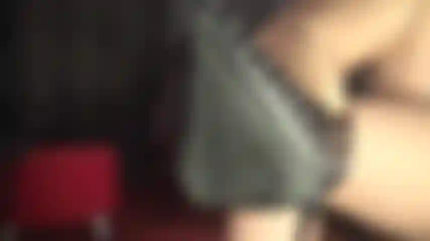 Du bist ein schuhschnüffel-süchtiger – schnuppere an den getragenen absätzen der herrin. Steck deine nase tief hinein und atme langsam und tief ein.